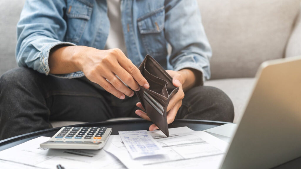 estres financiero cuando la falta de ahorros perjudica la salud mental